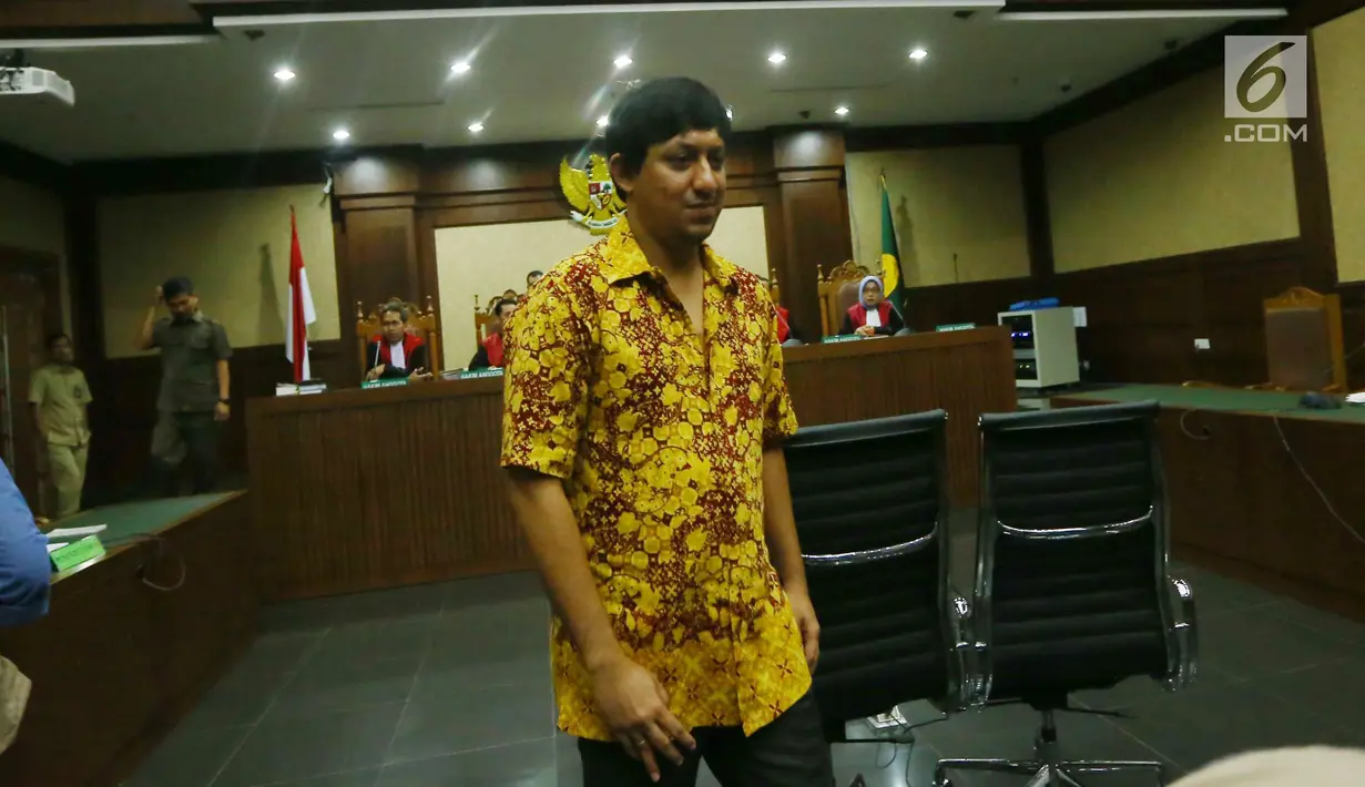 Ketua AMPG, Fahd El Fouz meninggalkan ruangan usai menjalani sidang perdana dengan agenda pembacaan dakwaan kasus dugaan korupsi proyek pengadaan Alquran dan laboratorium komputer MTS di Pengadilan Tipikor, Jakarta (13/7). (Liputan6.com/Helmi Afandi)