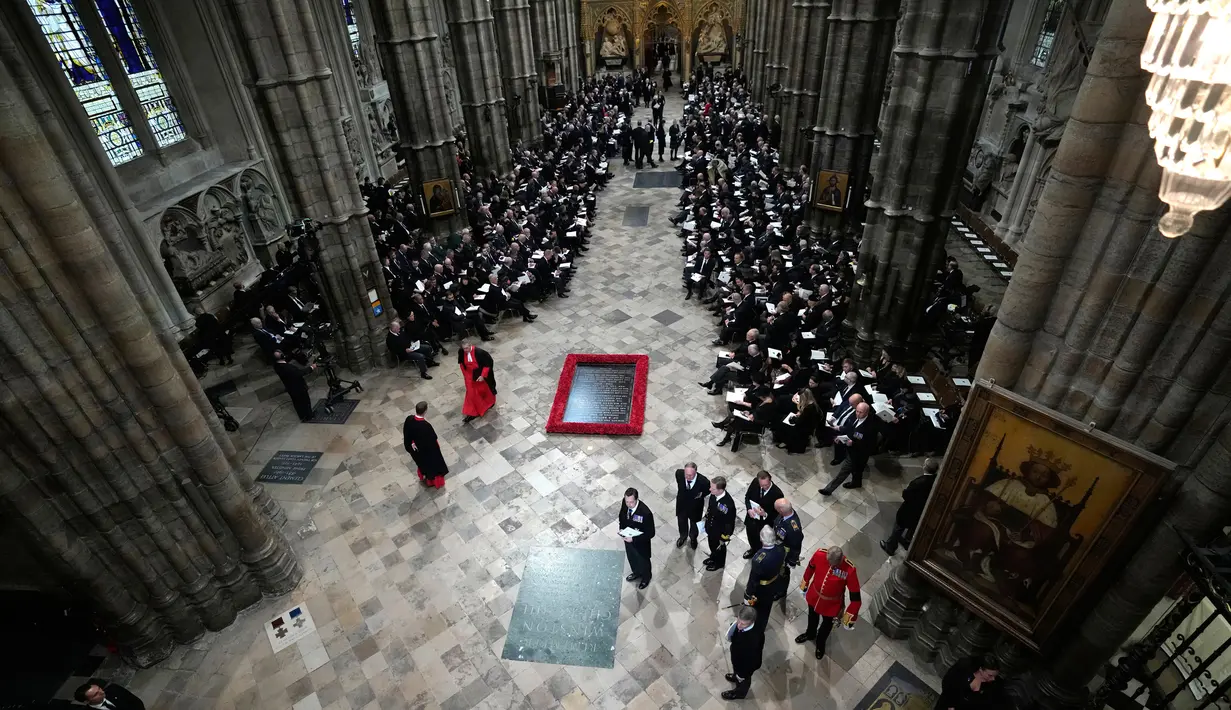 Para tamu dan pejabat mulai mengambil tempat mereka sebelum upacara pemakaman Ratu Elizabeth II di Westminster Abbey di pusat Kota London, Inggris, Senin (19/9/2022). Pemakaman Ratu Elizabeth II melibatkan operasi keamanan terbesar yang pernah ada di London. (AP Photo/Frank Augstein, Pool)