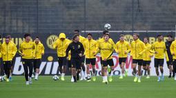 Para pemain Borussia Dortmund berlatih di Dortmund, Jerman, Senin (16/9/2019). Dortmund siap menjamu Barcelona pada laga Grup F Liga Champions di Signal Iduna Park. (AP Photo/Martin Meissner)