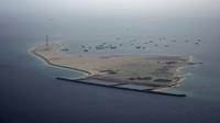Kapal-kapal berlabuh di lepas pantai Dubai, Uni Emirat Arab, Jumat, 19 Mei 2023. (AP/Jon Gambrell)