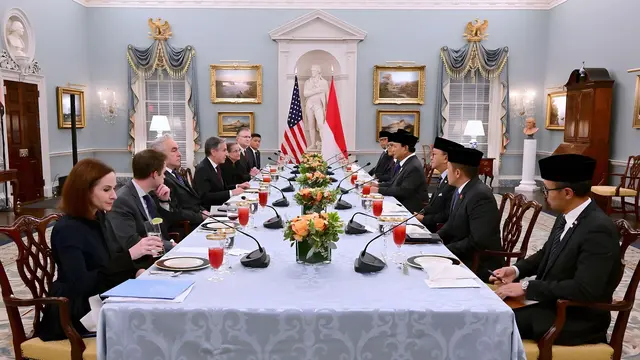 Presiden Prabowo Subianto saat menghadiri jamuan makan malam bersama Menteri Luar Negeri Amerika Serikat (AS) Antony Blinken di American Foreign Service Association, Washington DC, Senin malam (11/11/2024). (Foto: Biro Pers Setpres)