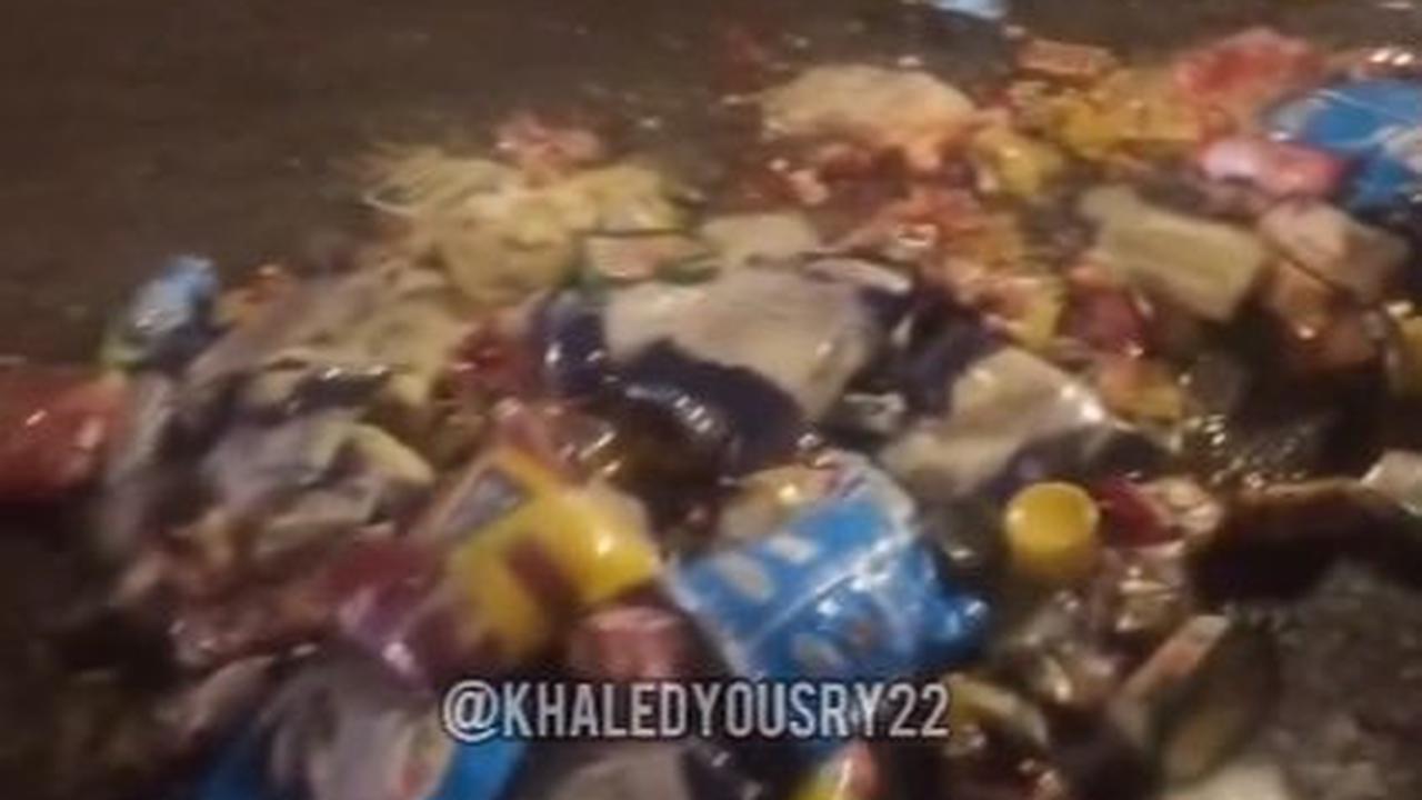 Tak hanya itu, massa juga mengambil kardus bantuan berisi makanan dan obat-obatan yang ada di dalam truk dan menumpahkan semua isinya ke jalanan.