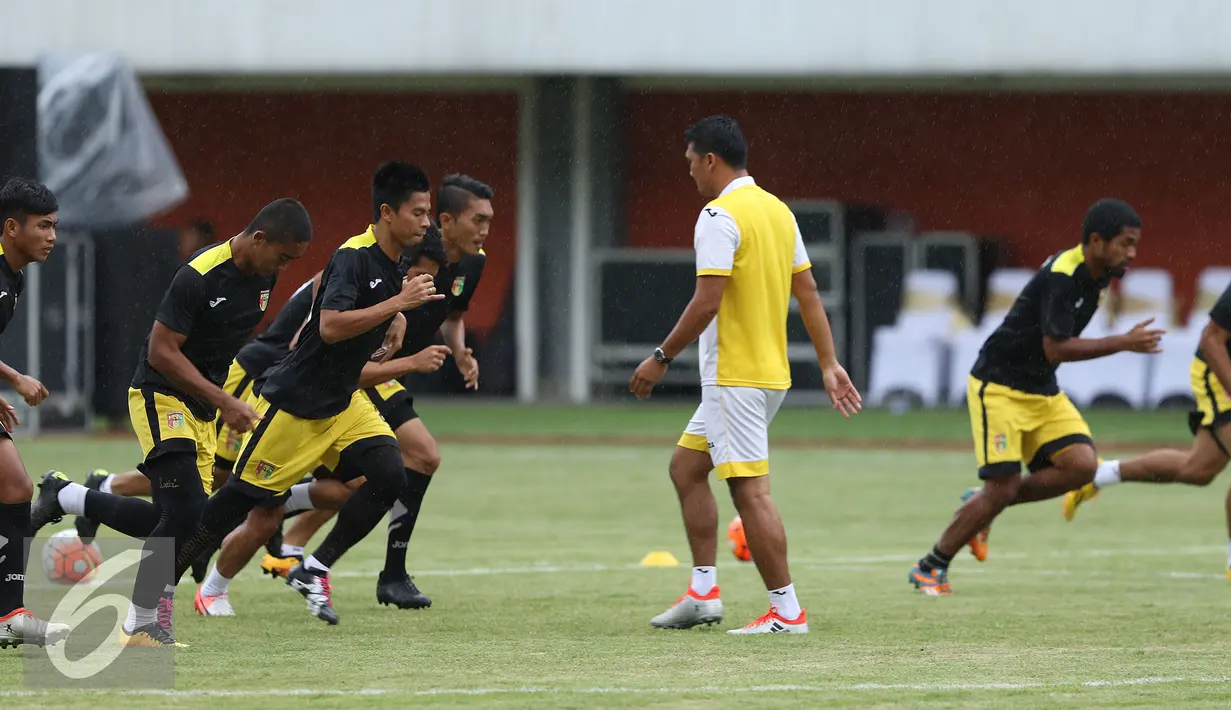 Pemain Mitra Kukar berlari saat latihan uji lapangan jelang laga Piala Presiden 2017 di Stadion Maguwoharjo, Sleman, Jumat (3/2). Mitra Kukar akan melawan Persegres di partai pertama Piala Presiden 2017. (Liputan6.com/Helmi Fithriansyah)