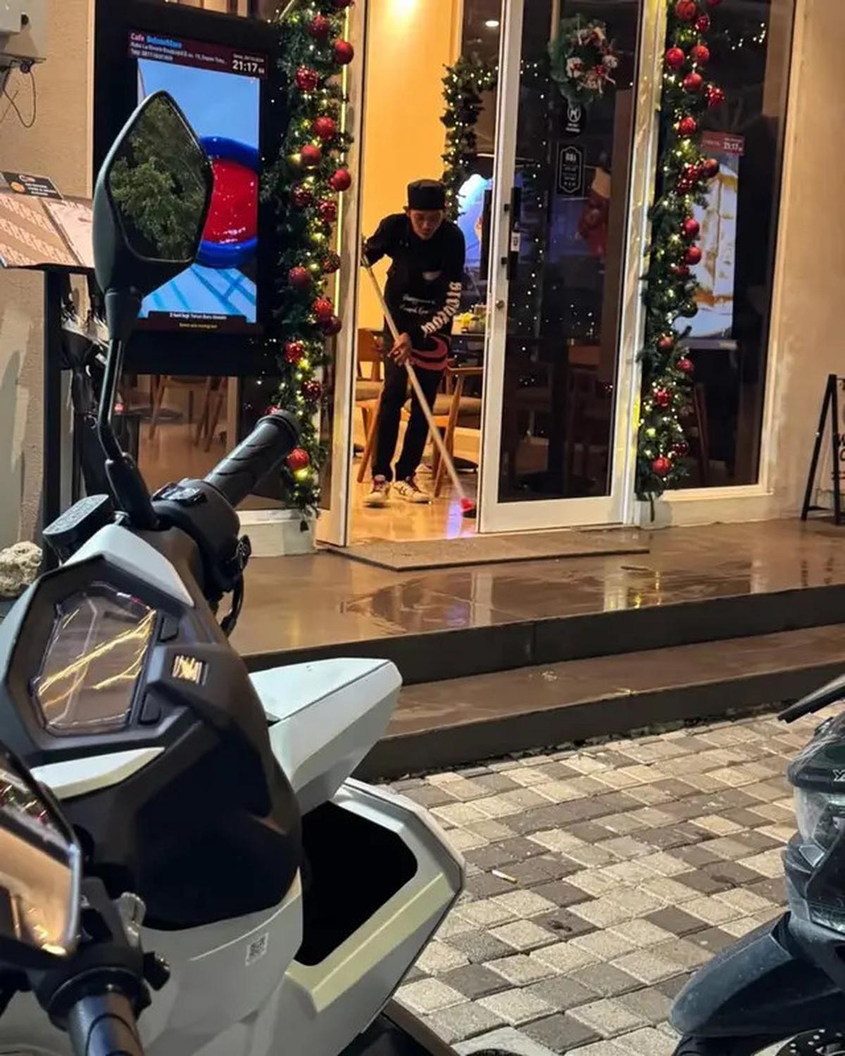 Jarang Muncul di TV, Dede Sunandar Kerja di Restoran Setelah Gagal Nyaleg