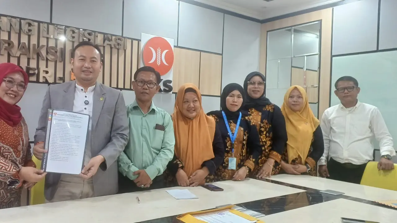 Anggota Komisi II DPR RI Fraksi PKS, Rahmat Saleh, menerima aspirasi tenaga honorer R2 dan R3 Sumatera Selatan terkait seleksi Pegawai Pemerintah dengan Perjanjian Kerja (PPPK) di Fraksi PKS DPR RI, Selasa (11/2/2025). (Fraksi PKS)