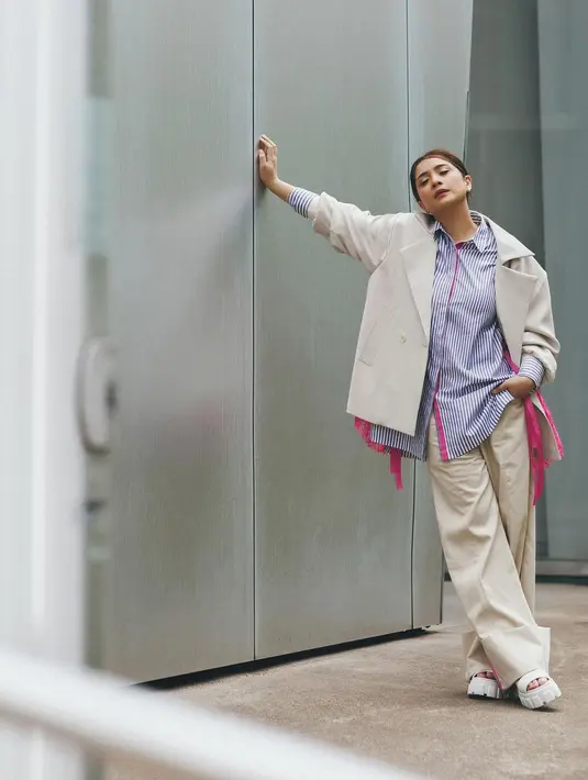 Gaya slay Nagita Slavina dengan street stylenya yang penuh pesona. Ia masih mengenakan oversized shirt bermotif garis berwarna biru, dipadu dengan set blazer bernuansa putih gading yang serasi dengan celana panjangnya. [Foto: Instagram/raffinagita1717]