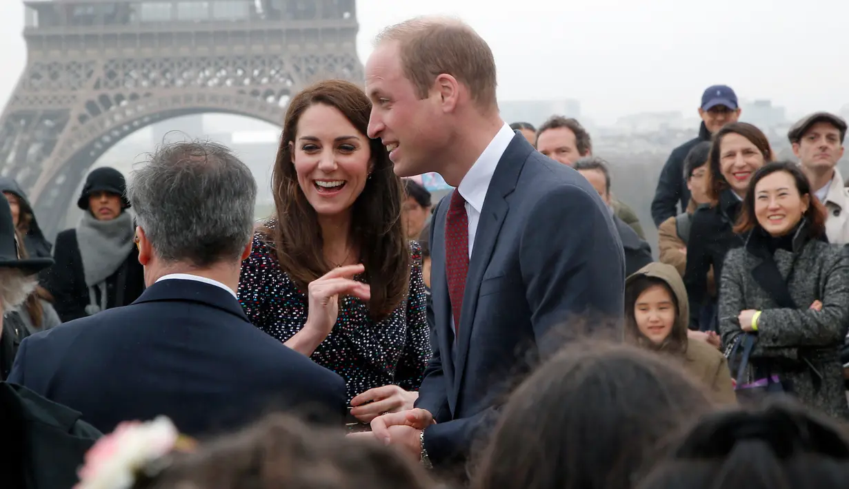 Anak-anak dari proyek Somme milik The British Council menyambut kedatangan Pangeran William dan Kate Middleton di Trocadero square, Paris, 18 Maret 2017. Dalam lawatannya ke Paris, Kate dan William tampak masih bersama. (AP Photo/Michel Euler, Pool)