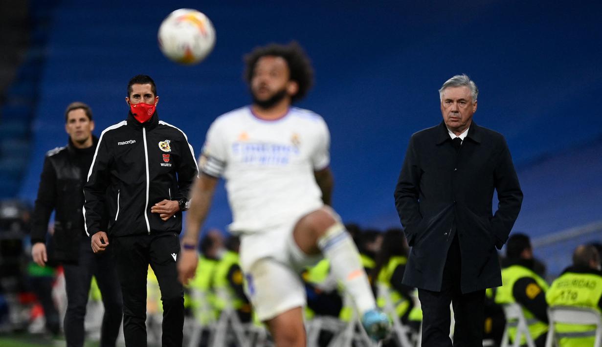 Kemenangan tipis atas Granada kali ini setidaknya bisa dijadikan pelipur lara bagi skuat Carlo Ancelotti (kanan) yang tersingkir dari perempat final Copa del Rey tengah pekan lalu. (AFP/Oscar Del Pozo)