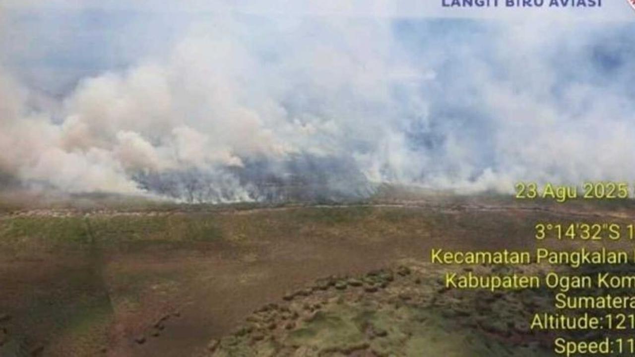 Tiga Helikopter Dikerahkan, BPBD Sumsel Gencarkan Pemadaman Karhutla OKI dengan Ratusan Ribu Liter Air