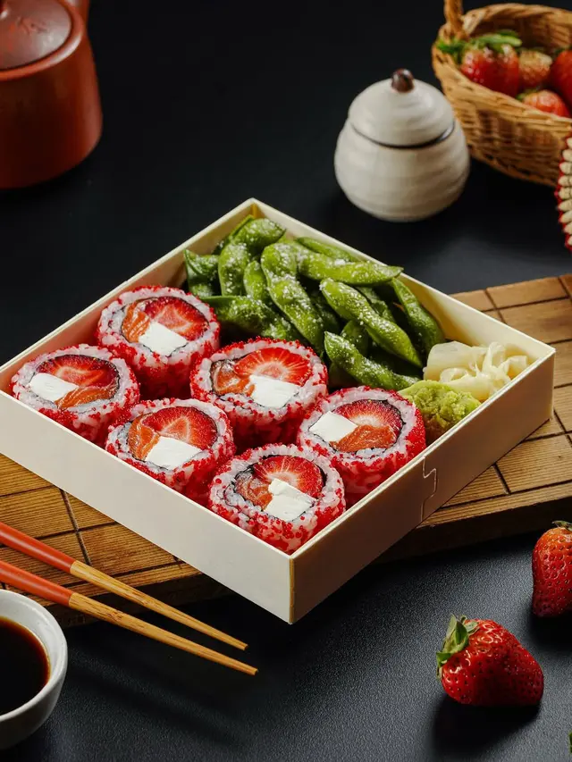 Sushi Bertemu Stroberi dan Mangga, Kolaborasi Chalton Ciptadi & Sushi Hiro Hadirkan Sushi Jumbo Bertema Buah yang Bikin Penasaran