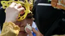Seorang penari topeng membersihkan wajahnya sebelum pentas di acara pembukaan  kegiatan Muhammadiyah Expo 2015, Jakarta, Kamis (28/5/2015). Kegiatan tersebut merupakan rangkaian kegiatan pendukung Muktamar Muhammadiyah ke-47 . (Liputan6.com/Johan Tallo)