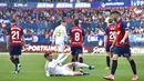 Penyerang Real Madrid, Gareth Bale, terjatuh saat berebut bola dengan pemain Osasuna pada laga La Liga di Stadion El Sadar, Minggu (9/2/2020). Real Madrid menang 4-1 atas Osasuna. (AP/Alvaro Barrientos)
