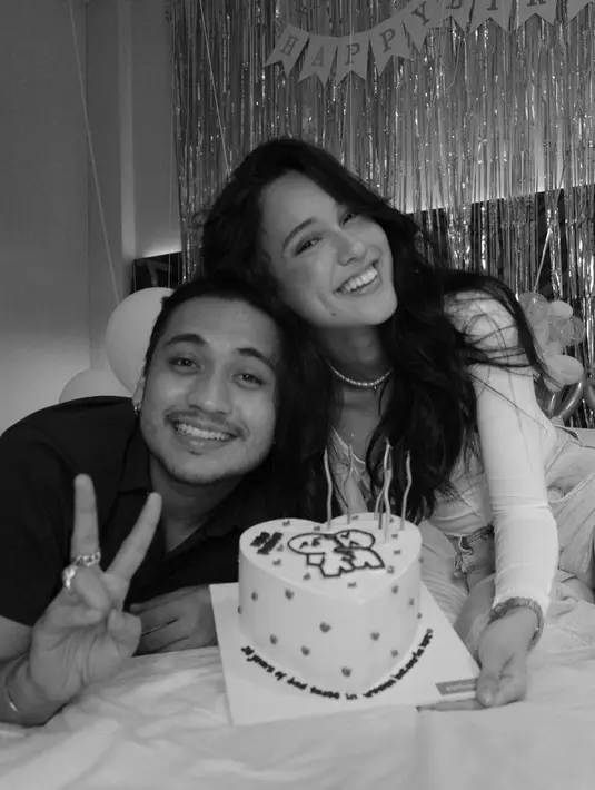Yasmin Napper memberikan kejutan ulang tahun untuk kekasih tercintanya berupa kue berbentuk love. Mereka pun sempat berfoto bersama