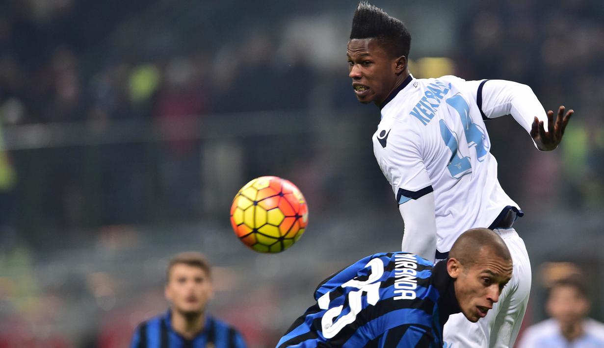 Striker Lazio, Balde Diao Keita, duel udara dengan bek Inter Milan, Joao Miranda pada laga lanjutan Serie A di Stadion Sansiro, Milan (20/12/2015). Keita menjadi pemain yang diperebutkan AC Milan dan Juventus. (AFP/Giuseppe Cacace)