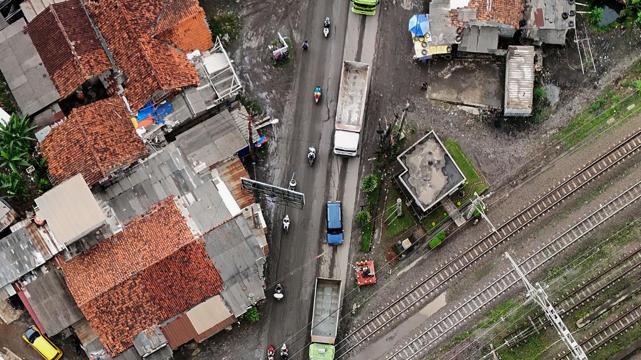 Antrean truk tambang di Parung Panjang