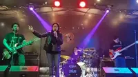 Y 'N AR, band Palembang membawakan dua lagu ciptaannya di acara LoKaLaNfEsT Vol.2 di Studio Music & Resto di Palembang Sumsel (Liputan6.com / Nefri Inge)