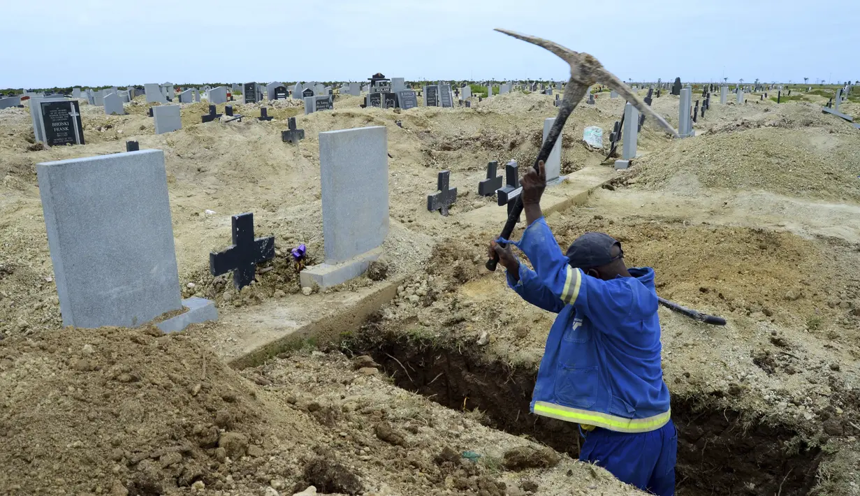 Seorang penggali makam menyiapkan kuburan baru di Pemakaman Motherwell di Port Elizabeth, Afrika Selatan pada 4 Desember 2020. Menteri Kesehatan Afrika Selatan, Zweli Mkhize pada Rabu (9/12/2020) mengumumkan negara itu sekarang sedang mengalami gelombang kedua Covid-19. (AP Photo/Theo Jeftha)