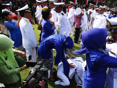 Sejumlah Perwira Remaja menangis terharu memeluk keluarga usai dilantik Presiden Joko Widodo di Istana Merdeka, Jakarta, Selasa (25/7). Dalam acara ini Jokowi melantik 729 orang Calon Perwira Remaja (Capaja) TNI-Polri. (Liputan6.com/Angga Yuniar)