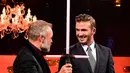 Mantan pesepakbola David Beckham menyerahkan pedang Star Wars atau senjata yang digunakan oleh pemeran Star Wars Jedi usai berduel dengan aktor pemeran Star Wars, John Boyega saat di undang sebuah acara televisi. (Dailymail)