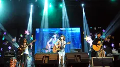 Aksi grup akustik D'Cinnamons di Taman Ismail Marzuki, Cikini, Jakarta Pusat, Rabu (22/4/2015). D'Cinnamons cukup dikenal setelah merilis single Ku Yakin Cinta dan Loving You di album perdana berjudul Good Morning pada 2007. (Liputan6.com/Panji Diksana)