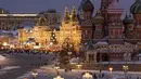 Red Square dengan pohon Natal, di depan department store GUM, tengah, dan Katedral St. Basil, kanan, didekorasi untuk perayaan Tahun Baru dan Natal di Moskow, Rusia, pada Selasa, 26 Desember 2023. (AP Photo/Alexander Zemlianichenko)