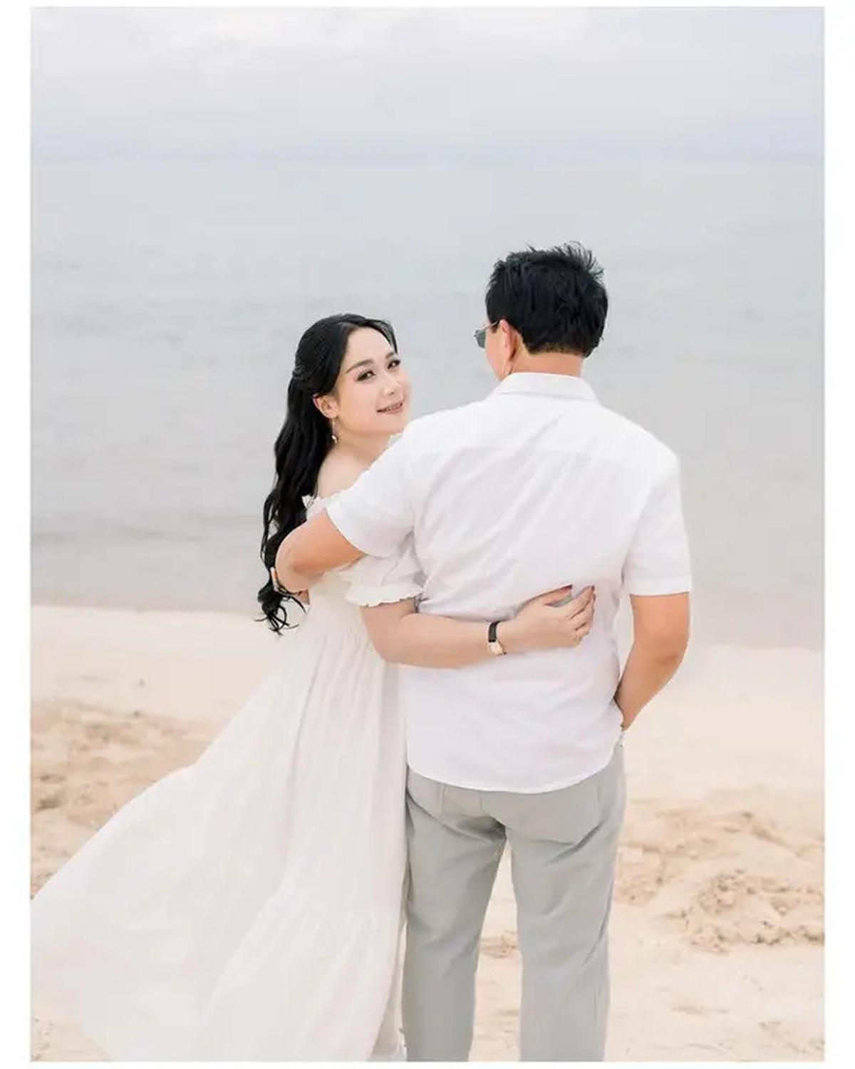 6 Potret Baby Bump Puput Nastiti Devi Istri Ahok, Dikabarkan Hamil Anak Ketiga