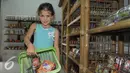 Pemain elif, Isabella Damla Guvenilir (Elif) menunjukkan belanjaannya pada saat di Bali, Rabu (26/8/2015). Para pemain Elif begitu senang bisa menyambangi salah satu tempat pembuatan kopi luwak di kawasan Bali Tengah. (Liputan6.com/Herman Zakharia)