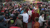 Bukan hanya warga muslim yang menyambut gembira datangnya bulan Ramadhan, namun lintas etnis dan lintas agama saling bersalaman. (foto : Liputan6.com / Edhie Prayitno Ige)