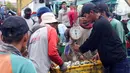 Nelayan meninmbang ikan hasil tangkapan di Pelabuhan Muara Angke, Jakarta, Selasa (27/12/2022). Kementerian Kelautan dan Perikanan (KKP) pada 2023 menargetkan peningkatan nilai ekspor komoditas kelautan dan perikanan hingga mencapai USD 7,6 miliar. (Liputan6.com/Herman Zakharia)