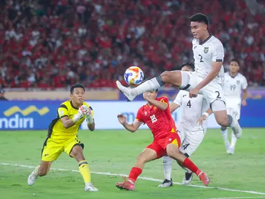 Pemain Timnas Indonesia U-23, Muhammad Ferarri, berusaha mengahalau bola saat melawan Vietnam pada laga final Piala AFF U-23 2025 di Stadion Utama Gelora Bung Karno (SUGBK), Jakarta, Selasa (29/7/2025) malam WIB. (Bola.com/M Iqbal Ichsan)