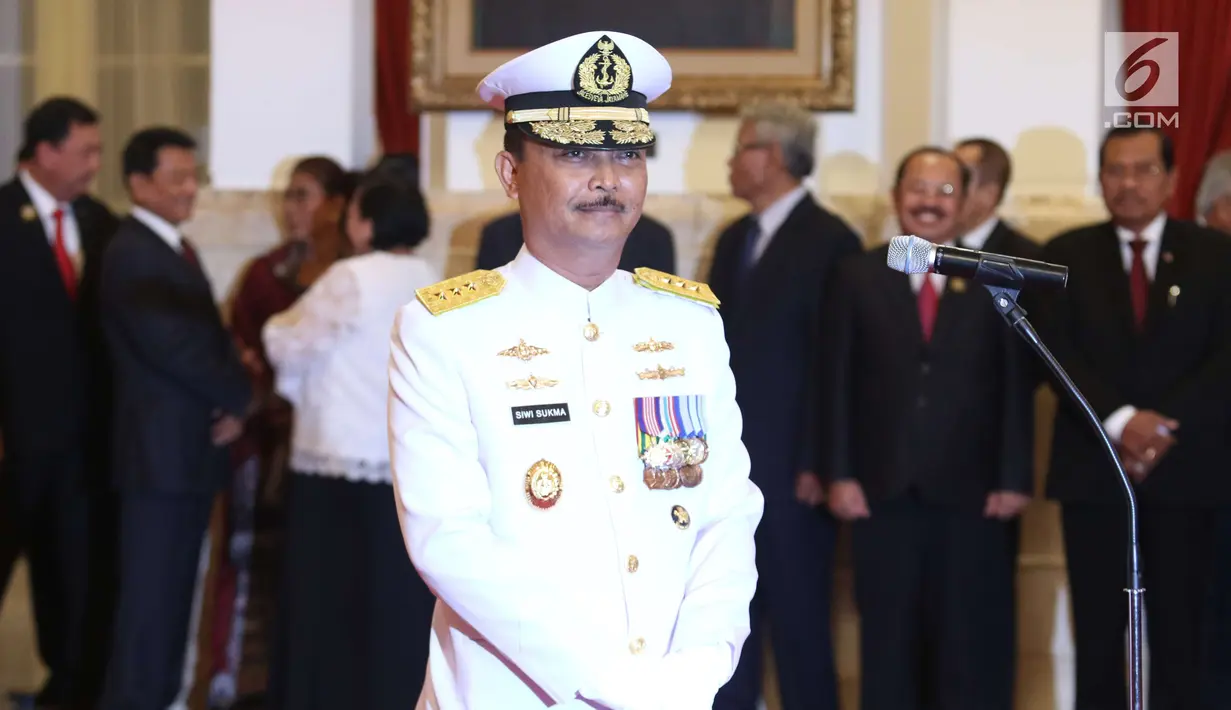 Laksamana Madya TNI Siwi Sukma Adji saat pelantikan sebagai Kepala Staf TNI Angkatan Laut (KSAL) di Istana Negara, Jakarta, Rabu (23/5). Laksdya Siwi Sukma Adjiemenggantikan Laksamana TNI Ade Supandi yang memasuki masa pensiun. (Liputan6.com/Angga Yuniar)