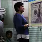 Nasabah mengantre menukarkan mata uang USD di gerai penukaran mata uang asing di Jakarta, Rabu (5/9). Sebelumnya pada Selasa (4/9), Rupiah sempat mencapai level Rp 14.935 per dollar Amerika atau terlemah sejak 1998. (Merdeka.com/Imam Buhori)