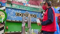 Proses pembuatan hand sanitizer menggunakan alat penyuling yang diberikan Pertamina Sumbagsel ke warga Lorong Mari Palembang Sumsel (Liputan6.com / Nefri Inge)