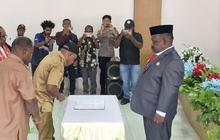 Bupati Aletinus Yigibalom Dorong Pemerataan Pendidikan Lanny Jaya hingga Pelosok Kampung