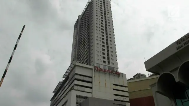 Seorang wanita nekat loncat dari Apartemen Thamrin City, Jakarta.
