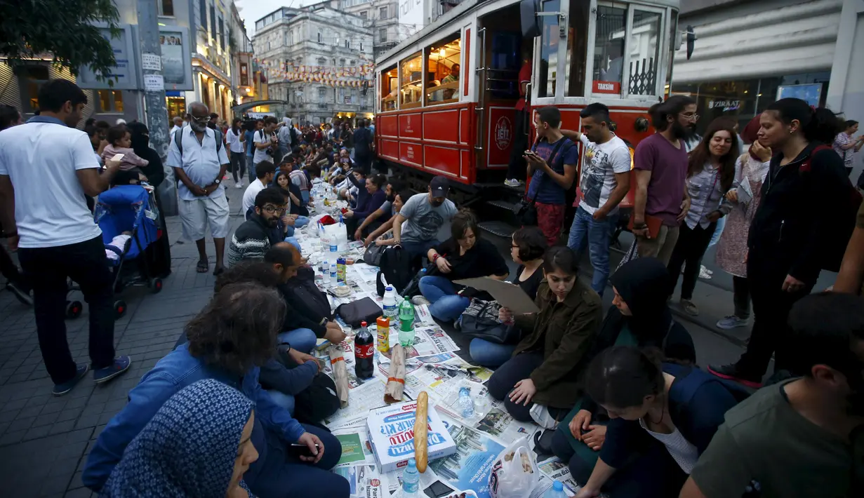 Warga berkumpul bersiap untuk berbuka puasa bersama pada hari pertama bulan suci Ramadan, di Taksim Square, Istanbul, Turki, Kamis (18/6/2015). (REUTERS/Osman Orsal)