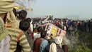 Kecelakaan antara bus sekolah dan truk terjadi di Etah, negara bagian Uttar Pradesh, India, Kamis (19/1). Juru bicara kepolisian setempat belum dapat memastikan penyebab kecelakaan yang menewaskan sedikitnya 15 anak tersebut. (KK Production via AP)