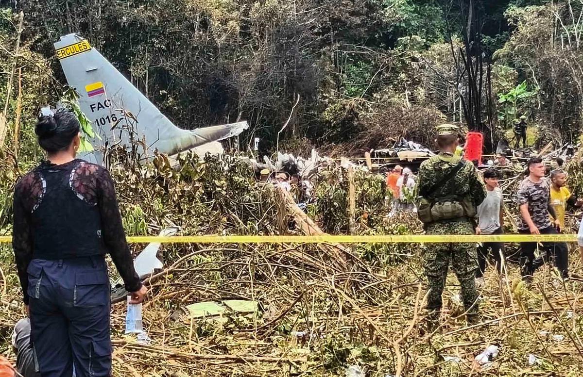 FOTO: Pesawat Hercules Jatuh Sesaat Lepas Landas Puluhan Orang Tewas
