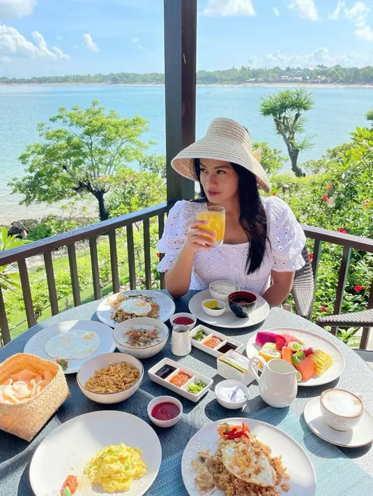 Di liburannya ini, Titi Kamal juga menerapkan protokol kesehatan yang ketat dengan melakukan road trip menggunakan kendaraan pribadi. (Liputan6.com/IG/@titi_kamall)