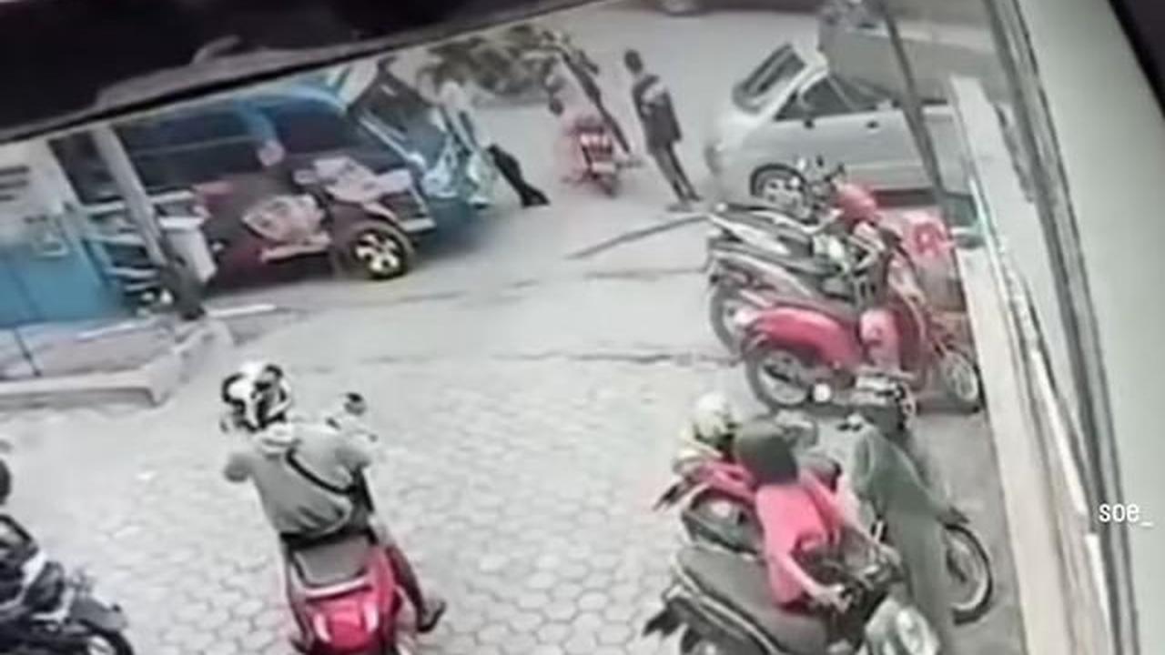 Detik-Detik Tukang Parkir Tikam Mekanik Bengkel