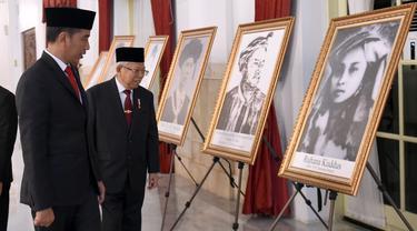 Presiden Jokowi bersama Wakil Presiden Ma'ruf Amin melihat foto Sultan Himayatuddin usai penganugerahan gelar pahlawan nasional. (Setpres/Biro Pers)