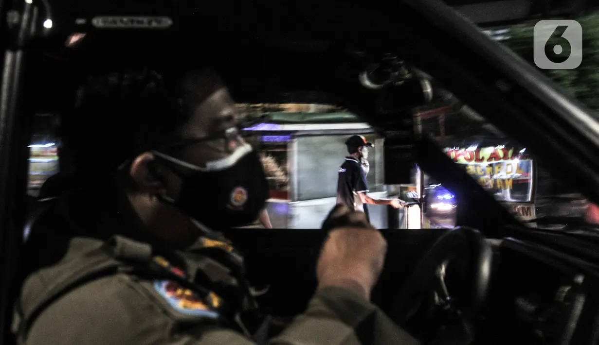 Pedagang membawa dagangannya saat petugas Satpol PP melakukan penertiban di kawasan Kota Tua, Jakarta, Kamis (31/12/2020). Penertiban dilakukan guna mencegah kerumunan seiring larangan bagi warga merayakan malam Tahun Baru di Kota Tua di tengah pandemi COVID-19. (merdeka.com/Iqbal S. Nugroho)