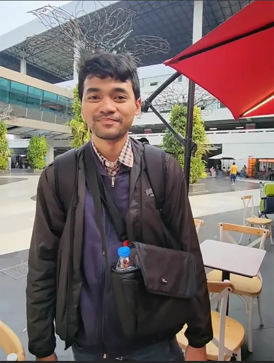 Dalam video, saat melihat putranya sudah terlihat, Nini langsung senang. "Yeeyy kakak pulang. Cie bule Irlandia nih," kata Fitri Carlina yang langsung dipeluk putranya. [Instagram/ninicarlina_real]