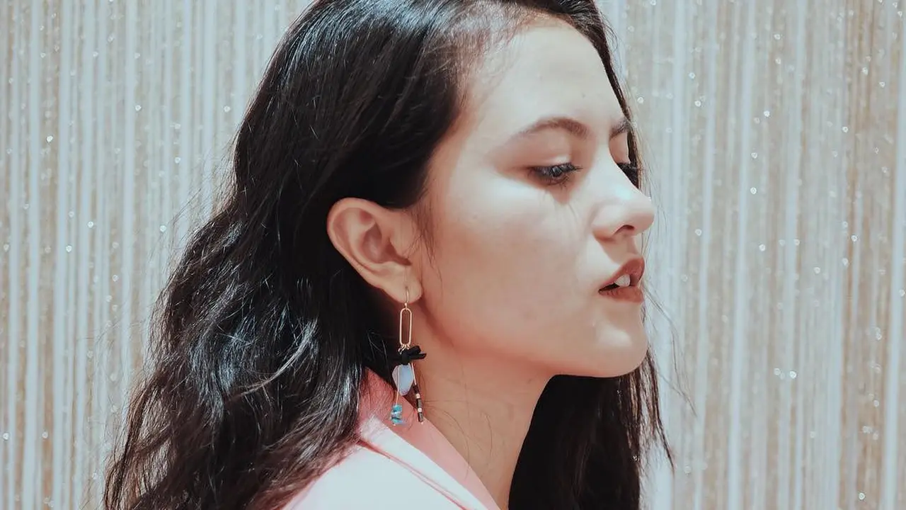 [Bintang] Gaya Kasual Sampai Glamor, Ini Pilihan Outer Favorit Marsha Aruan