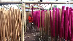 Pekerja menjemur hio yang di produksi di Tangerang, Banten, Rabu (7/2). Jelang perayaan imlek pembuat hio mulai kebanjiran pesanan untuk memenuhi kebutuhan kelenteng dengan harga berkisar 12 hingga 16 ribu tergantung ukuran. (Liputan6.com/Angga Yuniar)