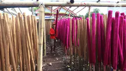 Pekerja menjemur hio yang di produksi di Tangerang, Banten, Rabu (7/2). Jelang perayaan imlek pembuat hio mulai kebanjiran pesanan untuk memenuhi kebutuhan kelenteng dengan harga berkisar 12 hingga 16 ribu tergantung ukuran. (Liputan6.com/Angga Yuniar)