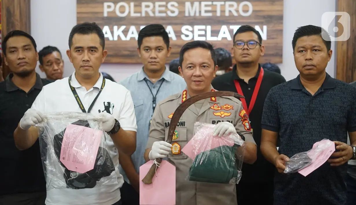 Kapolres Jakarta Selatan Kombes Bastoni Purnomo menunjukan barang bukti beserta tersangka begal warteg di Mapolres Metro Jakarta Selatan, Minggu (26/1/2020). Polisi menangkap empat orang begal Warteg Mamoka Bahari di kawasan Pesanggrahan beberapa waktu lalu. (Liputan6.com/Immanuel Antonius)