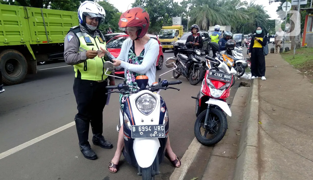 Polisi memeriksa surat kendaraan saat razia di kawasan BSD, Tangerang Selatan, Banten, Kamis (23/1/2020). Polres Tangerang Selatan menggelar razia untuk meningkatkan tertib berlalu lintas, disiplin kendaraan, dan mempersempit gerak pelaku kejahatan jalanan. (merdeka.com/Arie Basuki)