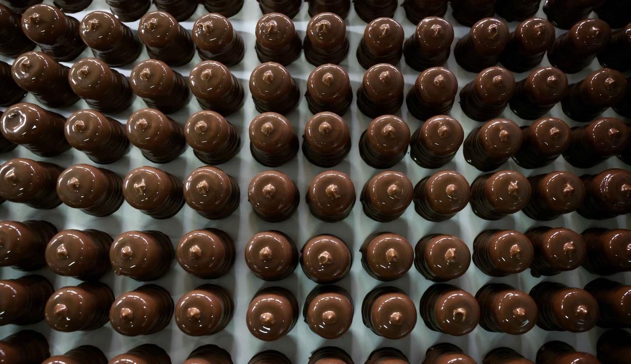 Permen berlapis cokelat lokal Palestina yang dikenal sebagai permen "al-Shatwi" (kue musim dingin) Crimbo, difoto di pabrik Al-Arees yang secara bertahap melanjutkan produksinya setelah terhenti akibat perang, di Deir al-Balah, Jalur Gaza tengah pada 12 Januari 2026, (Bashar Taleb/AFP)