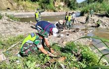 Prajurit TNI Hijaukan Bener Meriah, Cegah Longsor di Bantaran Sungai Redelong